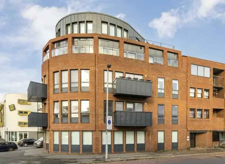 Flat For Sale in London, England