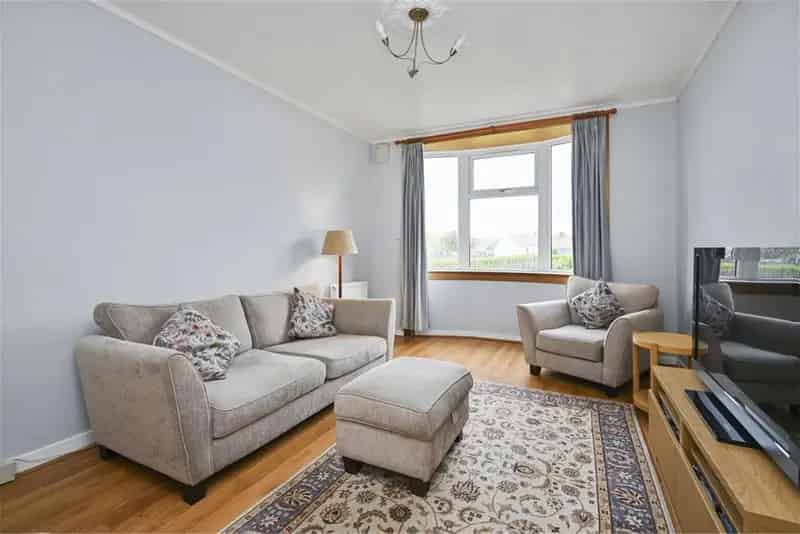 3 Bed Flat Lower Villa with 1 Reception Room and Private Gardens
