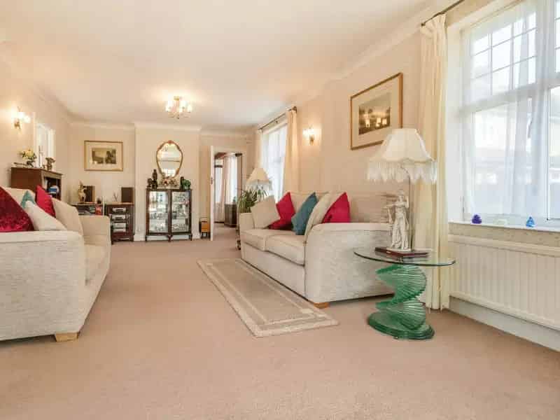 3 Bedroom Bungalow Near Newlands Girl School