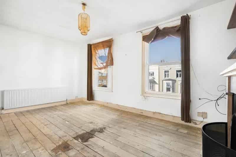 1 Bedroom Flat for Sale 707 SQ FT Needs Refurbishment