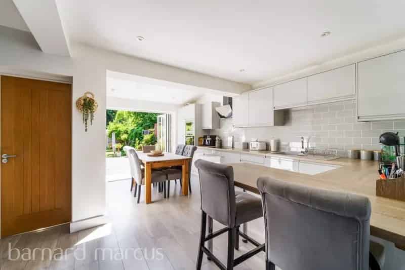 3-Bed House Extended Kitchen Garden Loft Room Off Street Parking