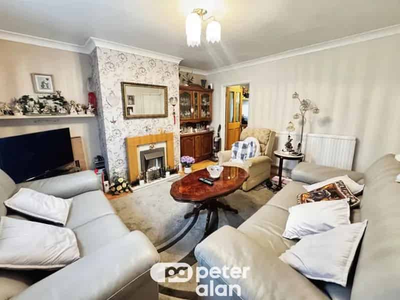 2 Bedroom Terraced House Near Schools and Amenities