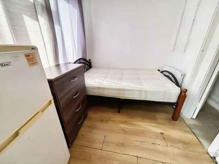 1 Bedroom Room to Rent in London E13 - Available Now