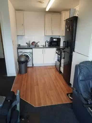 1 Bed Flat 2nd Floor Lift Private Parking Garden Quiet