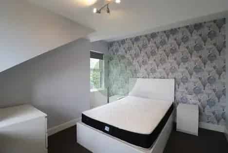 3 Bed House Leeds - Newly Refurbished - Ensuite Bathrooms