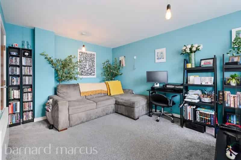 Tooting Broadway 1 Double Bedroom Apartment with Balcony and Secure Parking