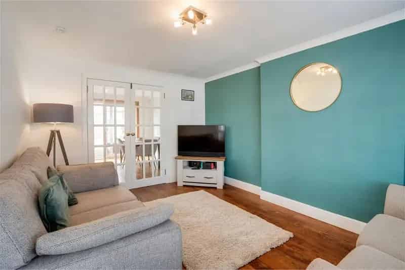 3 Bed Semi Detached House 3 Reception Rooms Garage Driveway Garden