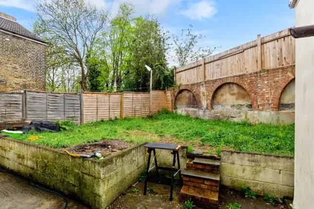 12 Unit End Terrace House - Auction Sale