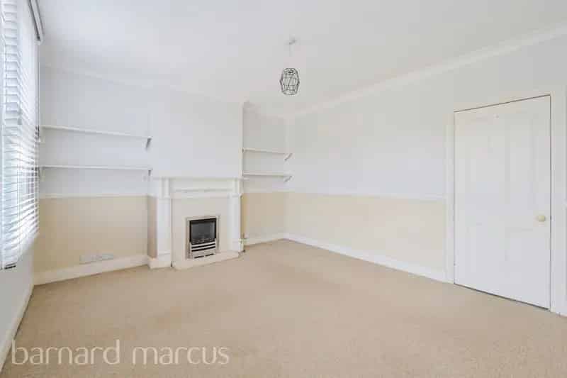 3-Bed Detached House Near Surbiton Tolworth Stations
