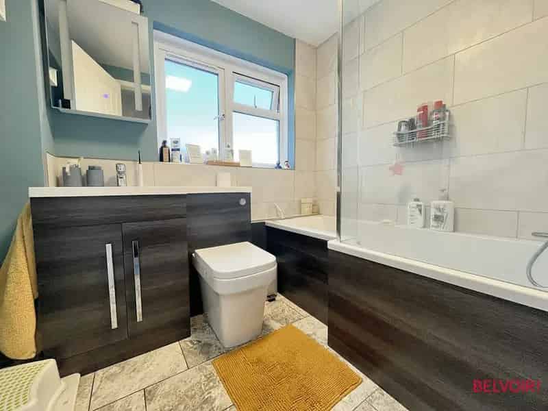 2 Bed Top Floor Apartment Charlton Kings Stunning Views