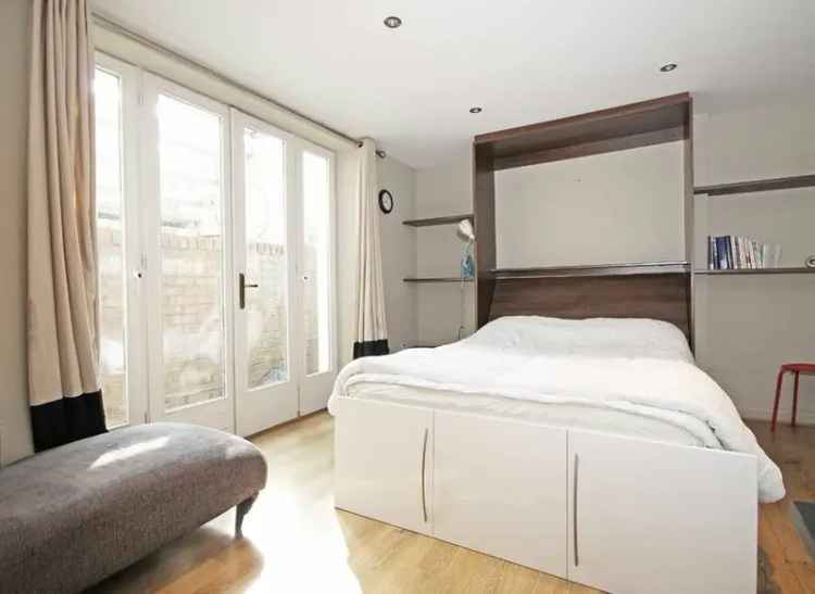 Large Studio Apartment near Earls Court