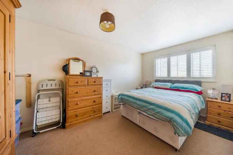 Three Bedroom Mid Terrace House Kennington