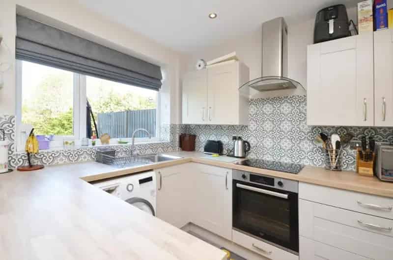 2 Bed House for Sale - Modern Kitchen, Garden & Parking