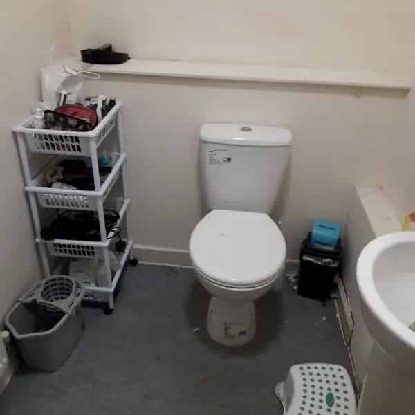 Large 2 Bed House Near Schools Shops Parks and River