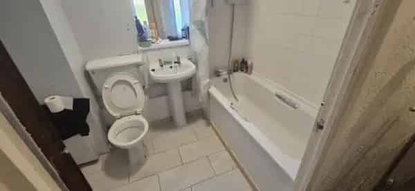 1 Bedroom Flat Near Local Store Free Parking Gas Central Heating