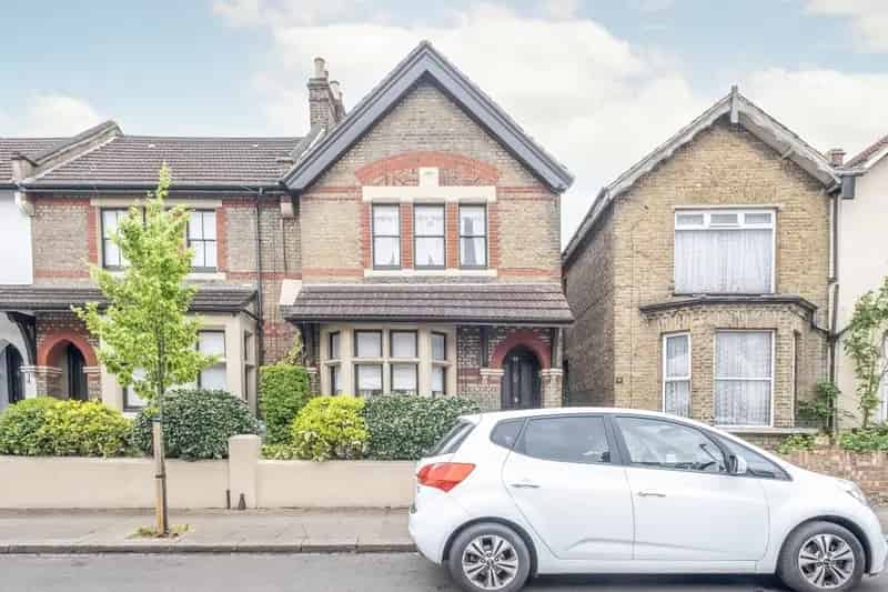2 Bedroom Garden Flat to Rent Newly Refurbished Wandsworth