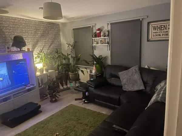 3 Bedroom Mid Terrace House with Garden and Parking