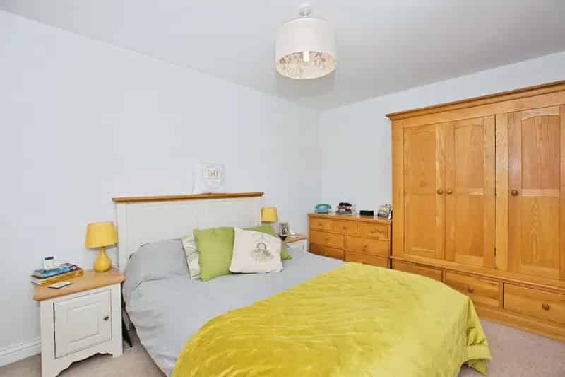 5 Bed Detached House with Garage and Garden