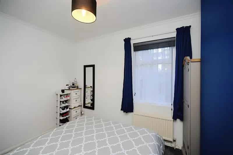 2-Bedroom Flat to Let - Modern Kitchen & Private Garden