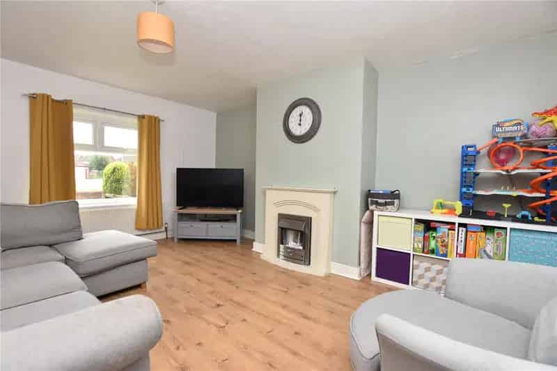 Three Bedroom Semi-Detached Home with Conservatory and Driveway Parking