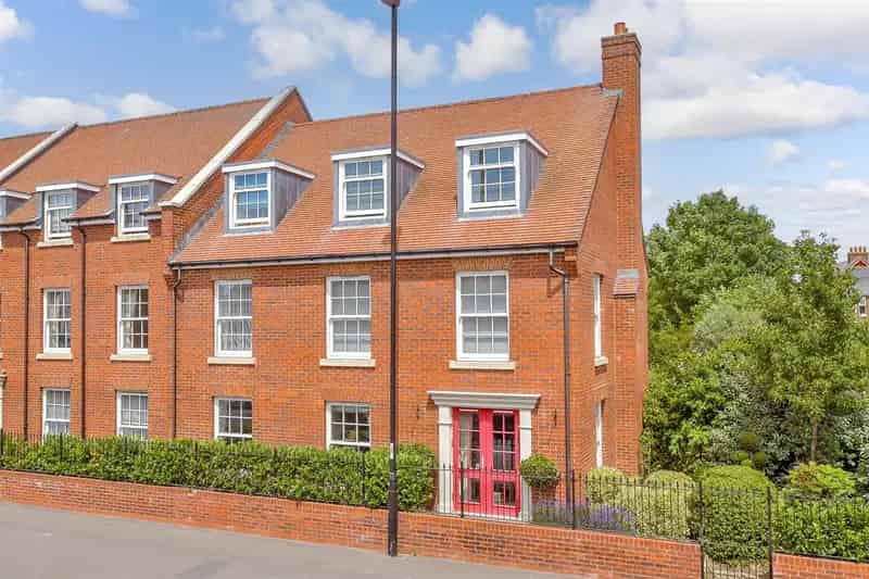 2 Bedroom Retirement Flat for Sale - Chain Free