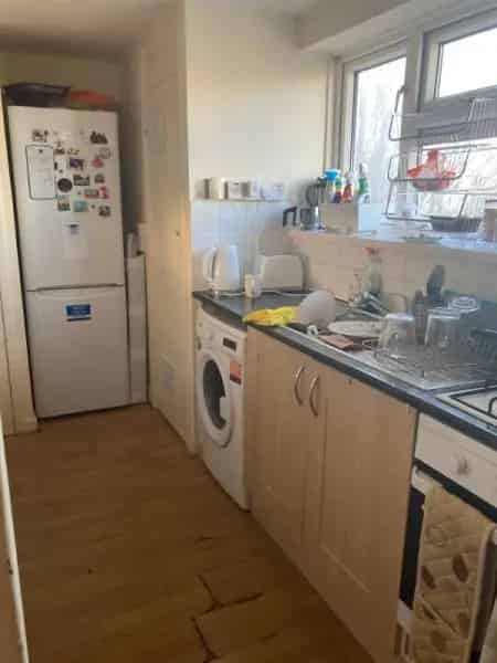 Fourth Floor Flat near Rail Station Richmond Park Combo Boiler
