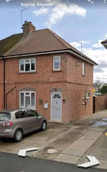 3 Bed Semi Detached House with Double Driveway and Dining Room