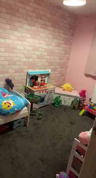 Newly Decorated Flat Near Park Schools Train Station