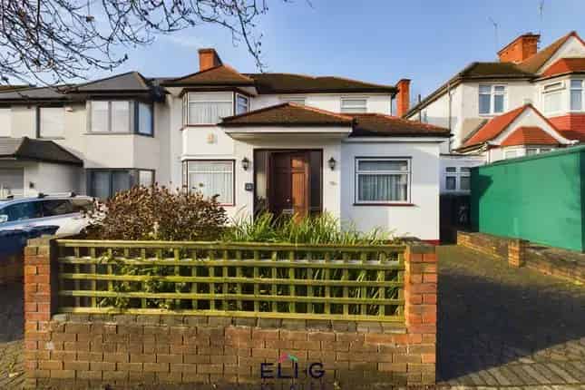 Semi-detached House for Sale Princes Park Avenue NW11