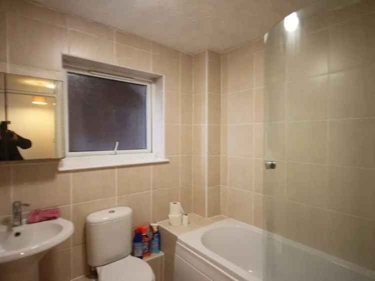  For Rent in Gardenia Avenue, Luton, England