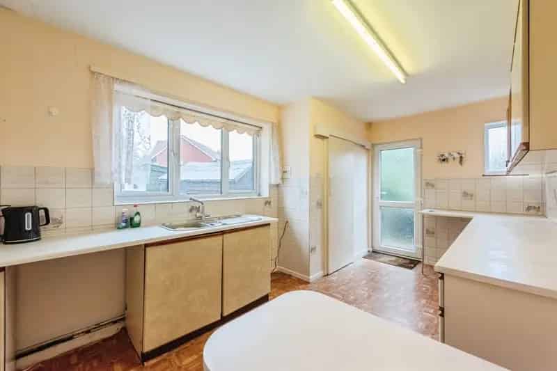 3 Bedroom House with Garden Room and Garage