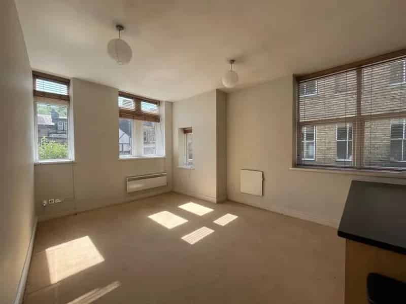 2 Bed Flat Todmorden Town Centre - Near Train Station