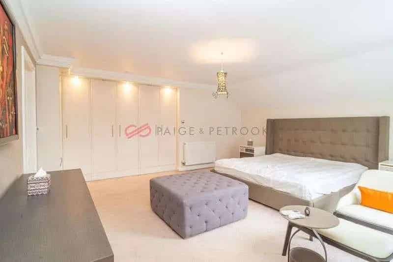 3 Bed 3 Bath Luxury Duplex Apartment Near Pinner Tube