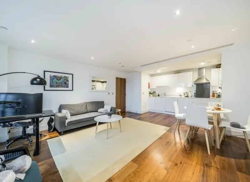 Modern 14th Floor 1-Bedroom Apartment with Gym Pool and Concierge