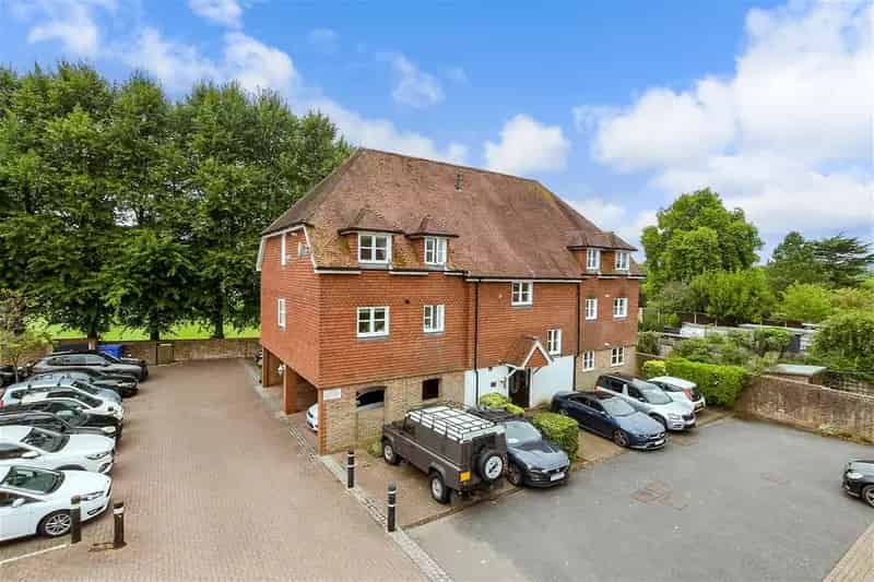 1 Bedroom Apartment for Sale near Reigate Town Centre