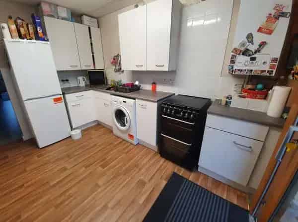 Large 2 Bed House with Balcony, Garden & Parking