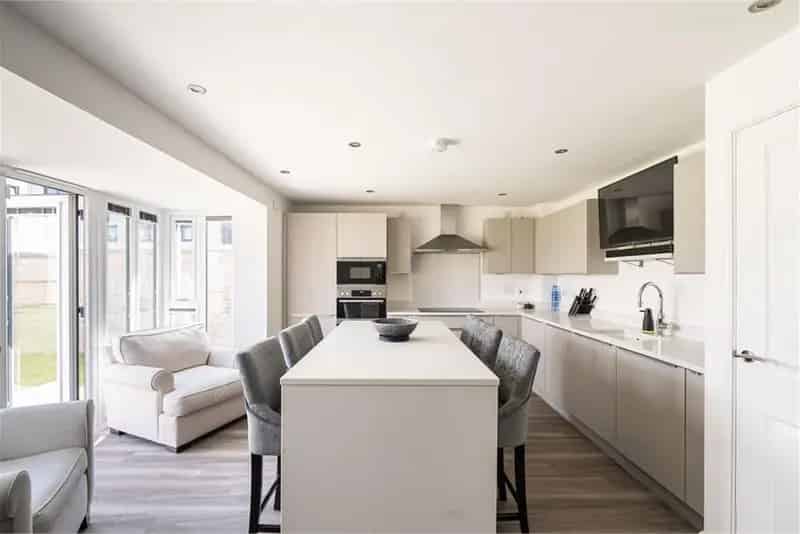 4 Bed Detached House with 2 Reception Rooms and Large Garden