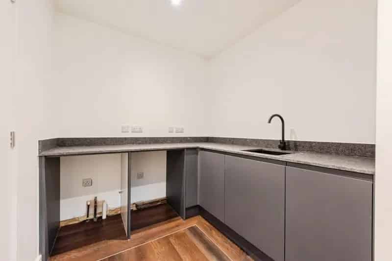 5 Bed Detached House With Double Garage and Garden