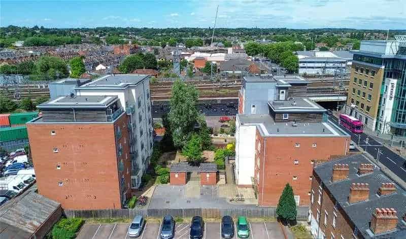 1 Bed Flat for Sale Modern Bathroom Lounge Diner Separate Kitchen