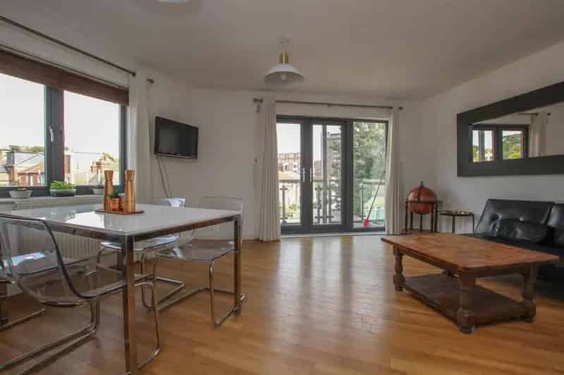 2 Bedroom Apartment Near Brentwood Crossrail Station