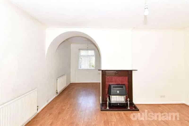 3 Bed End Terrace House For Sale Requiring Modernisation