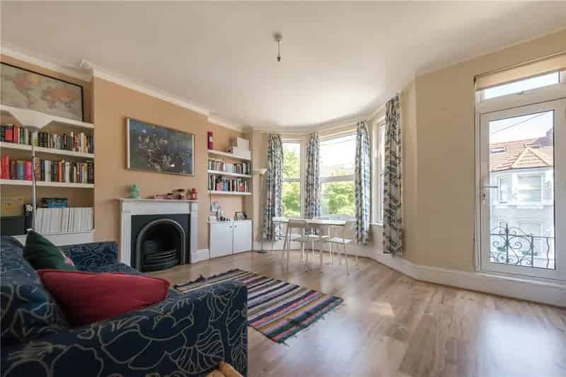 2 Bedroom Flat London First Floor Ample Storage Period Features
