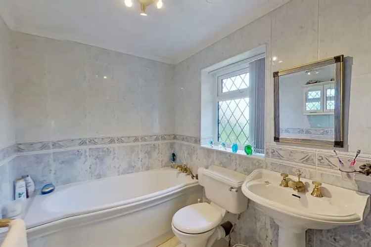 Three Bedroom Detached House with Large Garden and Garage