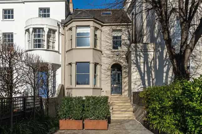 4-Bedroom Family Home in Clapham Common with Park Views