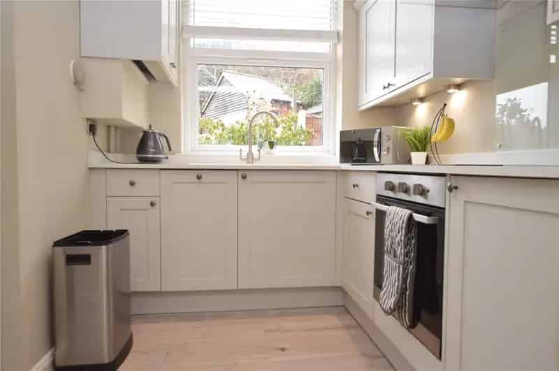 3 Bedroom End Terrace House with Garden and Parking
