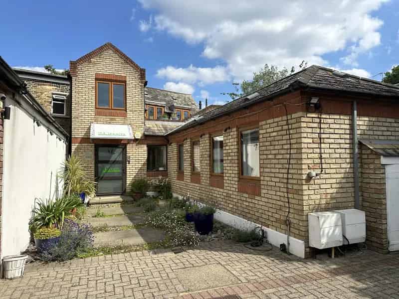 Bective House: Private Courtyard Property with Garden and Roof Access