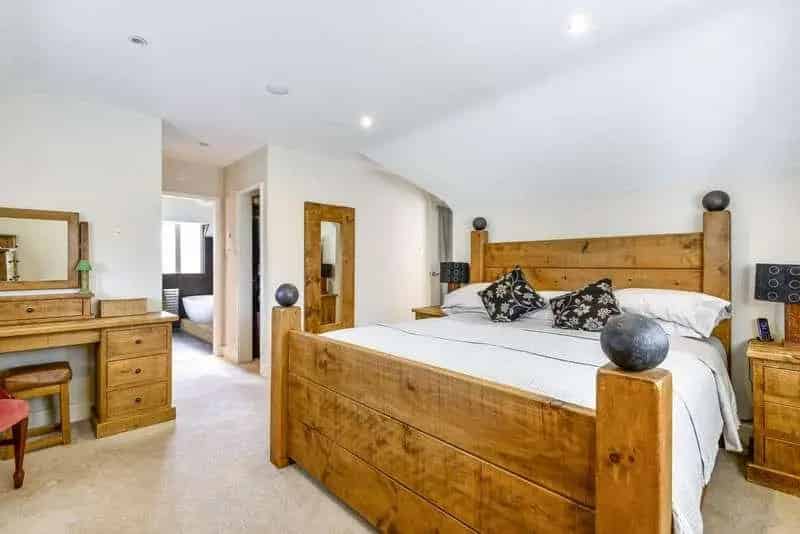 4 Bed House for Sale in Surrey Hills Village