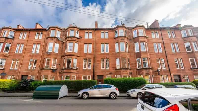 2 Bedroom Flat for Sale in Glasgow's Battlefield
