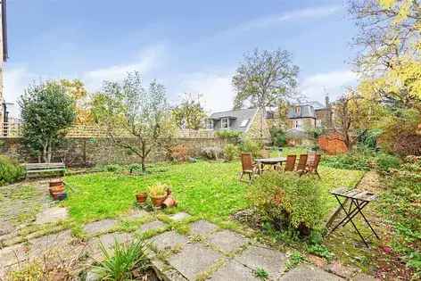 70m² Studio Flat Near East Putney Tube London