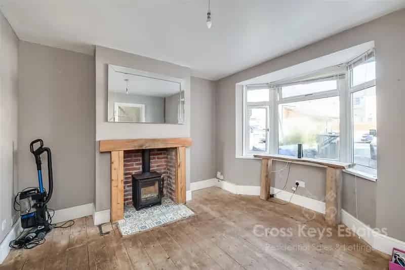 3 Bedroom Semi Detached House To Rent